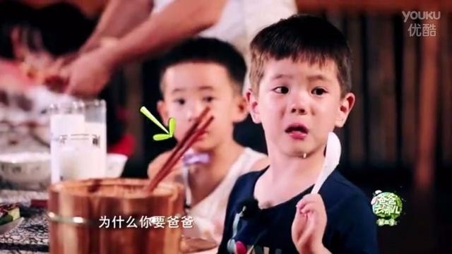 Jasper和嗯哼在一起的时候就是讨论谁大，不过嗯哼还是很要面子的，拒绝讨论这个话题。

其实当一个人的时候，看着爸爸迟迟没回来，Jasper还是很想念陈小春的，一个人对着大海叫，令人怜惜不已。