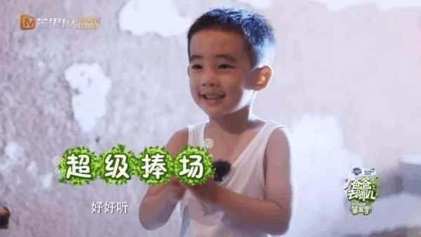 第一期Jasper走得慢，陈小春发飙了，声音好大，吓坏了拍照的大姐。

Jasper没有被吓住，而是反问陈小春，为什么要生气。父子俩性格形成鲜明的对比，陈小春可能也被乖儿子这么一问给懵了，赶紧赔不是。好像错怪了宝宝，其实走得慢是妈妈应采儿教的，以防走快摔倒，才四岁的孩子，哪能像大人一样健步如飞。