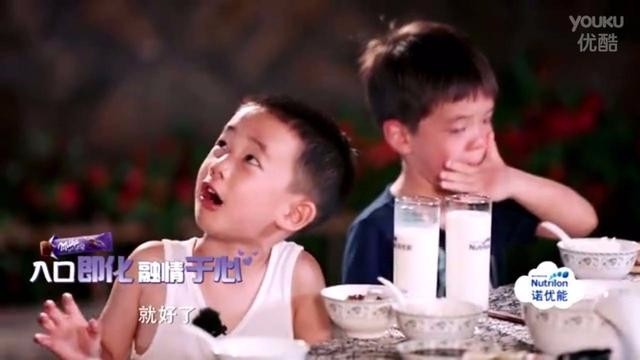 这个孩子真稳得住，要不早抱团痛哭找爸爸了。

作为四岁的孩子逻辑如此清晰，言辞如此无法反驳，陈小春有这么个儿子真是捡到宝了。

不过还是被他和嗯哼讨论两个人谁最大给萌化了，因为看到嗯哼离不开爸爸，Jasper似乎就得出一个结论，自己一定比嗯哼大，小家伙直觉蛮准的。