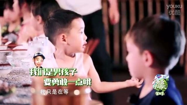 其实Jasper才比嗯哼大几个月，他们都是2013年出生的，但嗯哼看起来要比Jasper大一点。为了安抚嗯哼，Jasper向村长讨要了一块巧克力，目的进行物质诱惑，转移嗯哼想爸爸的纠结。

厉害，拿自己不想爸爸企图说服嗯哼，陈小春和应采儿生二胎估计不愁带小孩了，因为有Jasper这个萌萌哒的哥哥在，绝对不会想爸爸妈妈。