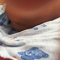 新生儿20天屁股后有个小坑，摸着是硬的里面是骨头，正常吗？有和我家宝宝一样的吗？