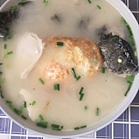 经大师指点，菜鸟也能竟然熬出了奶白色的鱼汤！不错！好喝.......