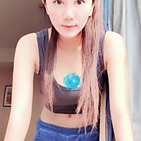 我四个月了，一点肚子都没有。今天做无创抽我五管子血，希望顺利通过。