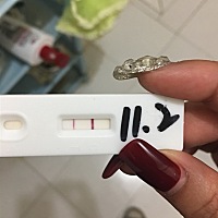 怀孕42天，验孕棒一深一浅，肚子不痛，也不出血，我应该怎么办呀？宝妈们给我出出主意呗，这是11月2号早...