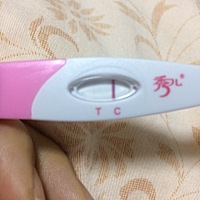 月经推迟了两天，测出这样的试纸，大家看得出一深一浅吗？是不是怀上了？还是诈胡？