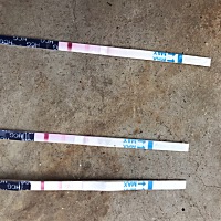 刚刚测出来。弱阳性！做彩超没发现孕囊，抽血化验，等待孕酮结果出来！突然有出血了（；￣ェ￣）哭了一...