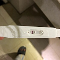 月经推迟了三天还不来。用测孕纸测过了没怀孕。但是胸变大了好多。请各位大神指点下