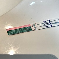 末次月经10.7。大姨妈过了9天。测排卵一天比一天红。今天早早孕好像有点点看到怀孕。不知道真还是假，忐...