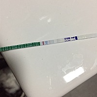 月经超9天没来了，之前也没有周期多正常。前几天试纸测了下 这是什么意思……？？