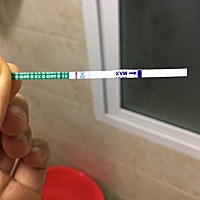 有没有月经推迟七天了，试纸测的颜色还是很淡的妈妈们？末次月经10月12号，刚刚测得。工作地点特殊，不...