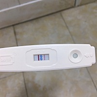 亲们~帮我看一下，都隔一周了，好像颜色一点变化都没有，都是淡淡的。末次月经10月12号，一个是11月4号...