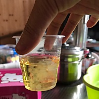 请问一下大家！她们都说酒精与晨尿可以查男女！大家知道这个是男孩还是女孩吗！很好奇！有试过的宝妈没...