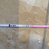 这是啥意思？我还有两天就到经期了，测排卵试纸怎么这样的？