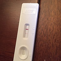 月经推迟第六天，早晨试纸测的，也不知道是不是好孕了，可是这几天一直是大姨妈的感觉，肚子时时坠痛，...