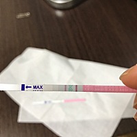 各位备孕的亲们 大家看一下这是要排卵了嘛？一深一浅，但又不是那么浅，两条线的色差差的不是那么明显。...