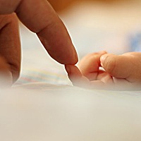 第一胎，五个月了，还没感觉到胎动，不知道是孩子太懒还是我太不敏感。姐妹们都是什么时候开始胎动的呢？