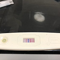 早上测出怀孕了，估计二十来天了，没有任何备孕，男盆友还抽烟每天！喝了少量酒！有类似或者有经验的宝...