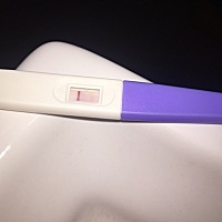 特别浅的一道。谁知道是不是怀孕了。   没用过的验孕棒上边没有那两道印