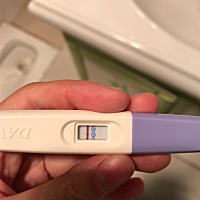 昨天流了一点点血  以为是月经来了  想想又没有到月经的时候  各种猜想  忍不住测了一下 有一根淡淡弱阳...