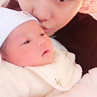 女人10月怀胎  够累了  生了  还的继续带孩子  看着就心疼