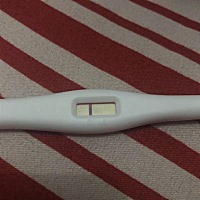 月经退迟一个礼拜，第5天测试有一条红一条浅浅的白是怀孕了吗？