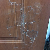 今天跟老公打闹把门踢坏了，我不是故意的😢，还好肚子没有不舒服，我老公找透明胶粘好了，把他给气坏...