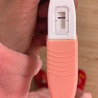 我11月5号来的大姨妈。昨天去查HCG是6，今天内裤有点褐色的分泌物，怎么回事，有点害怕？是怀孕了还是咋...