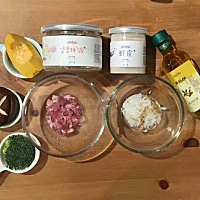🌸 三宝烩饭🌸  食材：米饭 40克，南瓜30克，肉馅10克，香菇一朵，西兰花一朵，虾皮粉一勺，坚果拌...