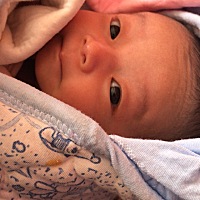 宝宝今天从早上七点到下午四点一直不睡觉，还总是哭，但是抱在手里就不哭了，宝宝今天24天。是不是缺乏...