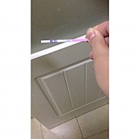 12号应该是来月经的日子，但是到现在没来，用排卵试纸测了一下还是弱阳，请各位美女指教