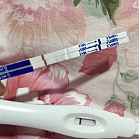 上个月26号来的大姨妈，备孕两个月了没怀上好着急，早上无聊试了一下，有一点点淡色，但是用另外一种验...