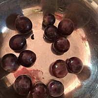 刚吃完一串葡萄，宝宝就活跃起来！