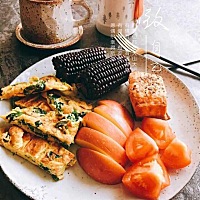 日食记（27cm 圆盘） 肉类蛋白：煎三文鱼（空炸锅）低油脂 非肉类蛋白：菠菜烩鸡蛋 缤纷果蔬：苹果🍎 ...