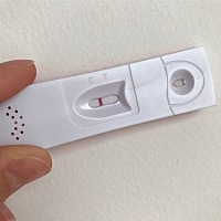 上个月3号来的月经，最近每天都有褐色分泌物和少量的血迹，每个月月经提前一天到两天，排卵期同房了，大...