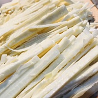 2017最后一个假日的早晨，没有以往的匆忙，听着邓煌的广播，做份酸菜笋丝虾仁面，把曹先生前几天准备好...