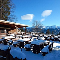波兰的雪山，蓝色天空和白色积雪在一起真美