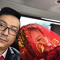 我老公挺好的  领证给我买两个戒指  结婚又买了钻戒    反正从我怀孕初期到现在每天下午都在家陪我  直...