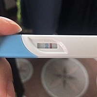 想问问大家怀孕了的话多久可以抽血查出来，今天我和老公领结婚证，抽血验尿体检，也没说我怀孕了，我看...