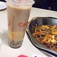 我在的城市下雪咯 今天超开心 吃了爆辣鸭爪爪就下雪了 现在还在唱歌🎤～😄😄