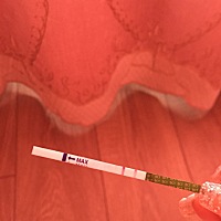 测了两次检测区颜色深第一根反而颜色淡，应该是怀孕了吧？