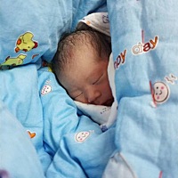 接健康男宝宝咯 6斤三两 后面那张是宝爸小时候 😄