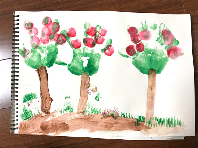 这是苹果树，他非说像糖葫芦树哈哈