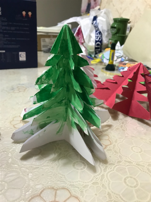 这是圣诞节的时候，我们做的圣诞树！