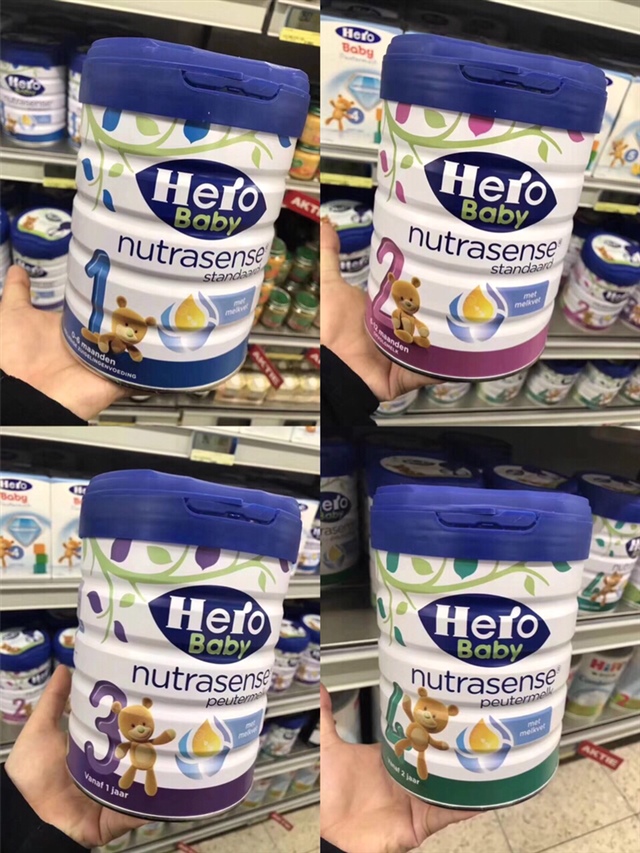 荷兰本土美素奶粉
美素hero baby的特点 1 少量的蛋白质和盐减少宝宝的肾脏负担　　2 益生纤维有助于增强抵抗力　　3 铁元素促进宝宝健康和发展　　4 无添加剂，绝不含防腐剂，香精，色素和蔗糖　　5 经过荷兰监督机关严格把关通过欧盟奶粉发　　6 富含DHA/AA全母乳配方　　7 富含Omega-3有助于大脑发育，貌似不止一次听说Herobaby相比起牛栏更加注重宝宝大脑发育　　8 富含维生素D有助于牙齿和骨骼的生长