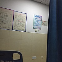 中午12点见红，肚子一阵一阵宫缩疼痛，没泼水，宝宝很淡定，待产中，难受😣