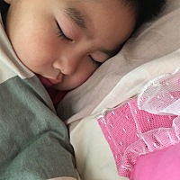 二胎怎么看着这么眼熟 长得和老大一个样 也和他们爹一个样 怎么看怎么觉得又是个儿子