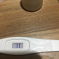 月经推迟了一周左右了，前几天有一点黄色液体，然后就没了，今天早上用晨尿测了下，麻烦大家帮我看看怎...