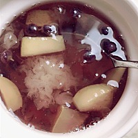 自己煲的甜汤，推荐给我一样的宝妈们，吃了很不错哈，燕窝银耳雪梨苹果汤 颜色为什么偏紫色，那是黑枸杞...