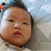 宝宝嘴巴中间裂开了一条缝 看着都疼...好几天也没好总裂开出血 你们也有这种情况吗