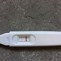 大姨妈一般28天，最迟到31天准时来。上个月14号大姨妈。今天早上刚刚测的时候一条线，隔了很久便成这样...